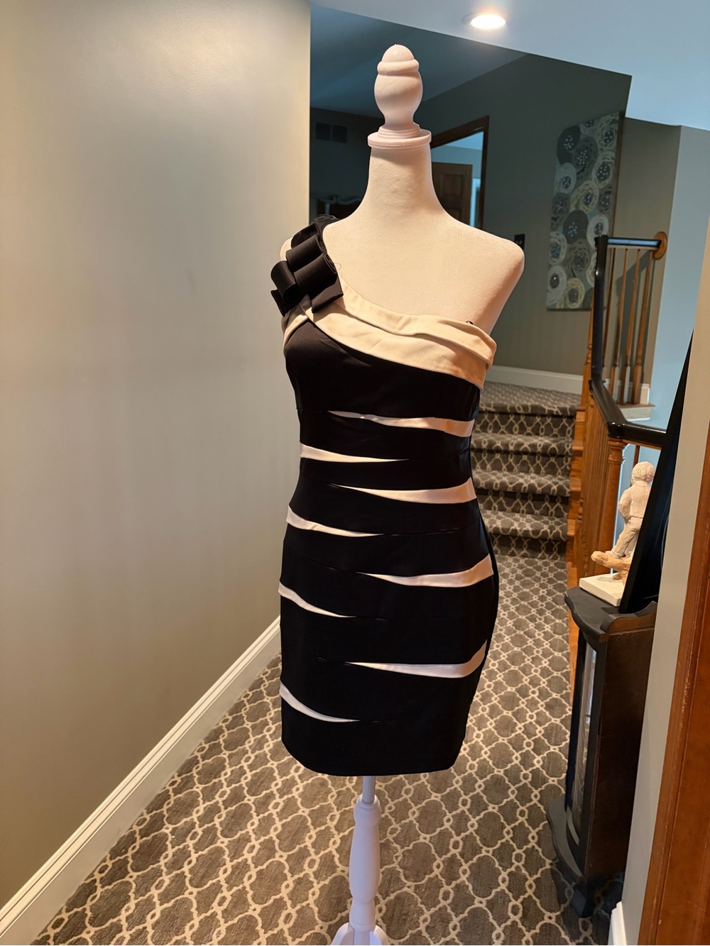 Betsy & Adam Cocktail Dress Sz 12 One Shoulder Banded Sheath Bodycon Black/Cream